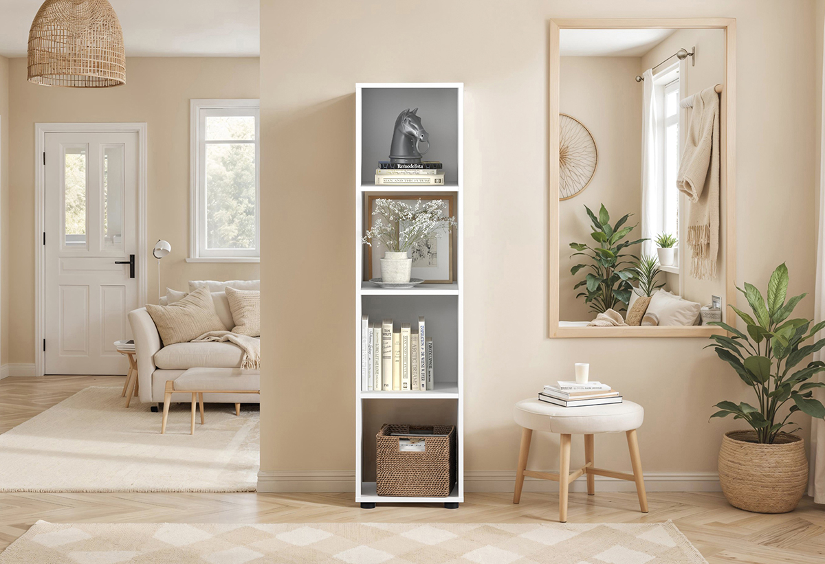 Απεικονίζεται η βιβλιοθήκη στον τοίχο ενός δωματίου, γεμάτη με κουτιά αποθήκευσης, βιβλία και διακοσμητικά.